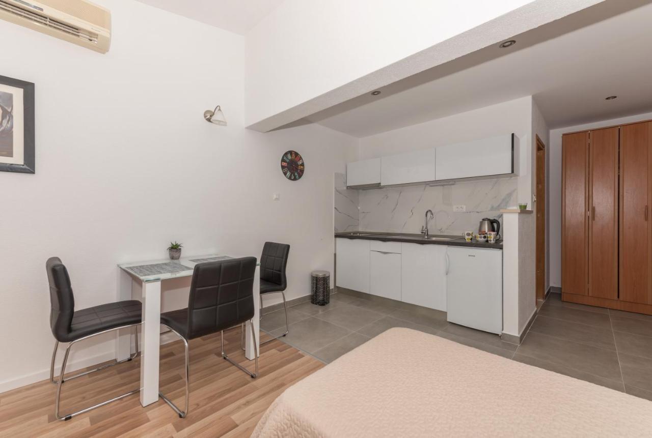 Apartments Nina M Baska Voda Luaran gambar