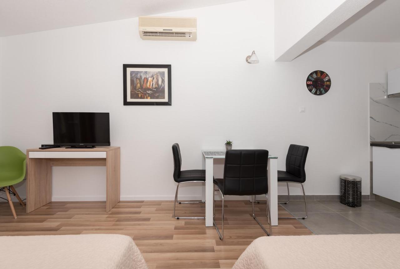 Apartments Nina M Baska Voda Luaran gambar